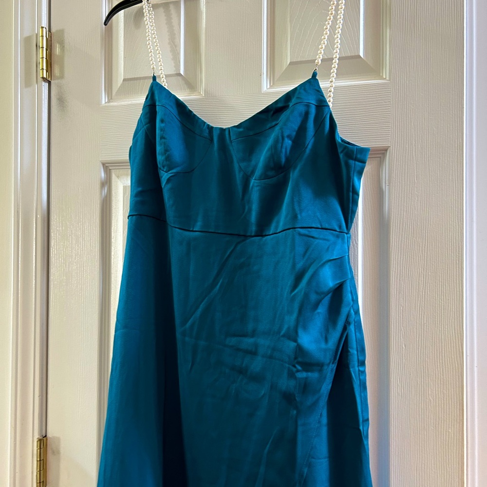 Rhoas Dress - NWT Size XL - Lovely Pearl Shoulder Straps